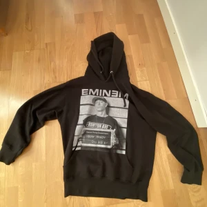 Eminem hoodie - Eminem hoodie i bra skick Säljer pga att den är för liten för mig Tryck på köp nu för ett snabbare köp. Skriv om ni har frågor