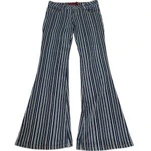 Randiga jeans  - Vida Lågmidjade jeans i blått och vitt med ränder. 