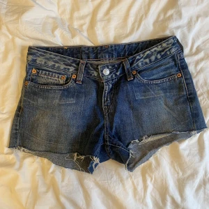 Low waist shorts Levis  - Säljer dessa Low waist jeans shortsen från Levis. Shortsen är avklippta, stl W28 L32. Säljer för 180kr+frakt.