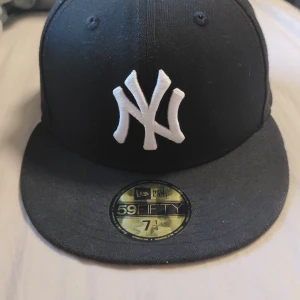 New era Yankees NY - Säljer min new era keps eftersom att den ej passar som jag vill. Kepsen är 57.7 cm men jag brukar ha 58.7. Kepsen är inte använd och har även inga fel eller skador. Skriv privat för mer info eller bilder. Använd inte köp nu