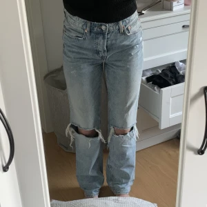Jeans - Säljer dessa fina håliga jeans! Storlek 34 men skulle säga att de sitter mer som 36. Frakt tillkommer!