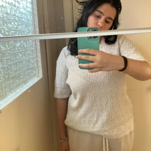 Stickad topp  - Jättegullig stickad topp som passar M-L!