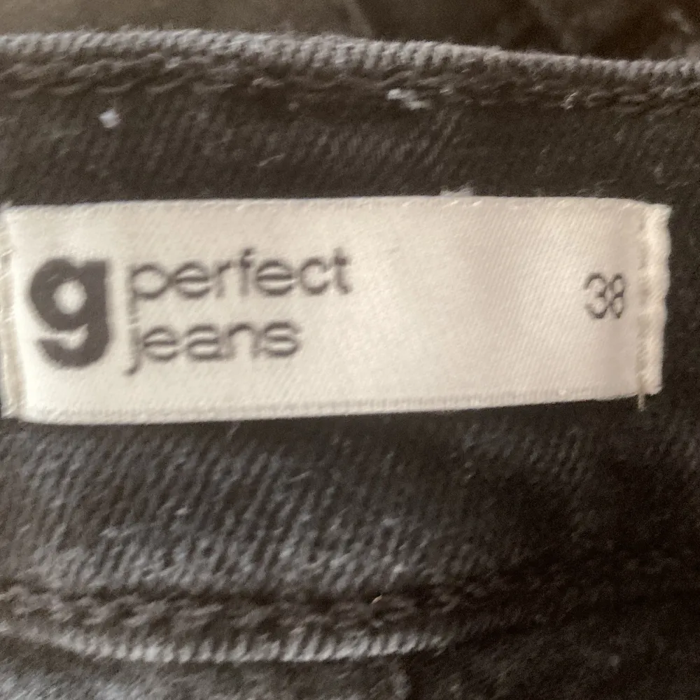 Low waist bootcut jeans från Gina Tricot i storlek 38. Tvättade och redo att säljas, dom är inte i min storlek så därför säljs dom. Köpare betalar frakt. Ordinarie pris 500:-. Jeans & Byxor.