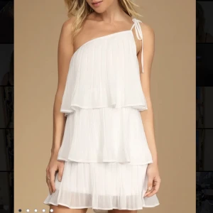 Studentklänning  - Superfin klänning perfekt för studenten! Helt oanvänd 