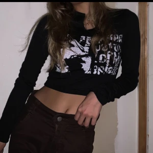 Svart tröja med vitt tryck - Köpte denna för ca 1 år sen men har aldrig använts eftersom jag ångrade köpet (var inte alls min stil). Men tröjan är i jätteskönt material och sticks ej! 