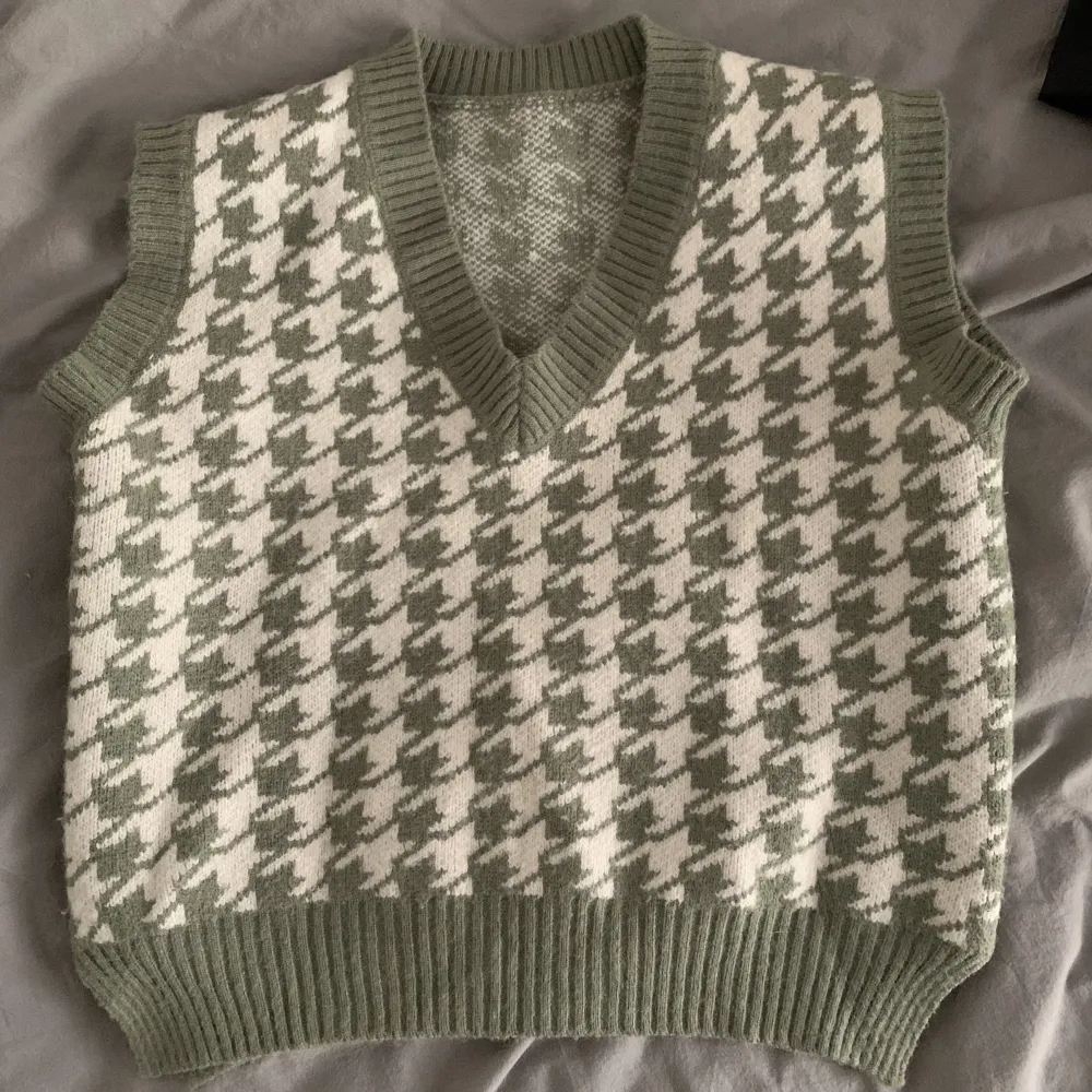 Green and white sweater vest. Perfect for spring. Works very well with a white shirt underneath!! Size S/M. Tröjor & Koftor.