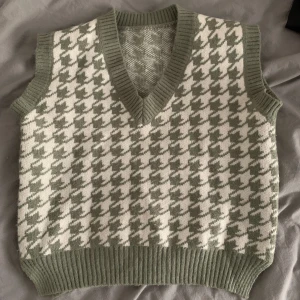tröja väst - Green and white sweater vest. Perfect for spring. Works very well with a white shirt underneath!! Size S/M