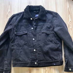 Denimjacka WoodWood - Denimjacka från WoodWood i svart med foder inuti. Köpt i Köpenhamn och nypris var runt 2500.