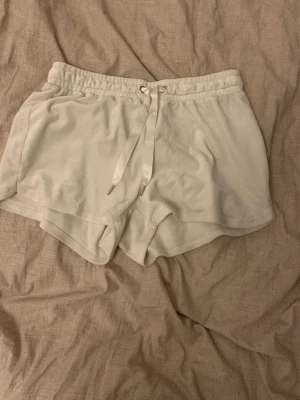 Shorts - Mjukisshorts i sammets liknande tyg, inte använda jätte många gånger