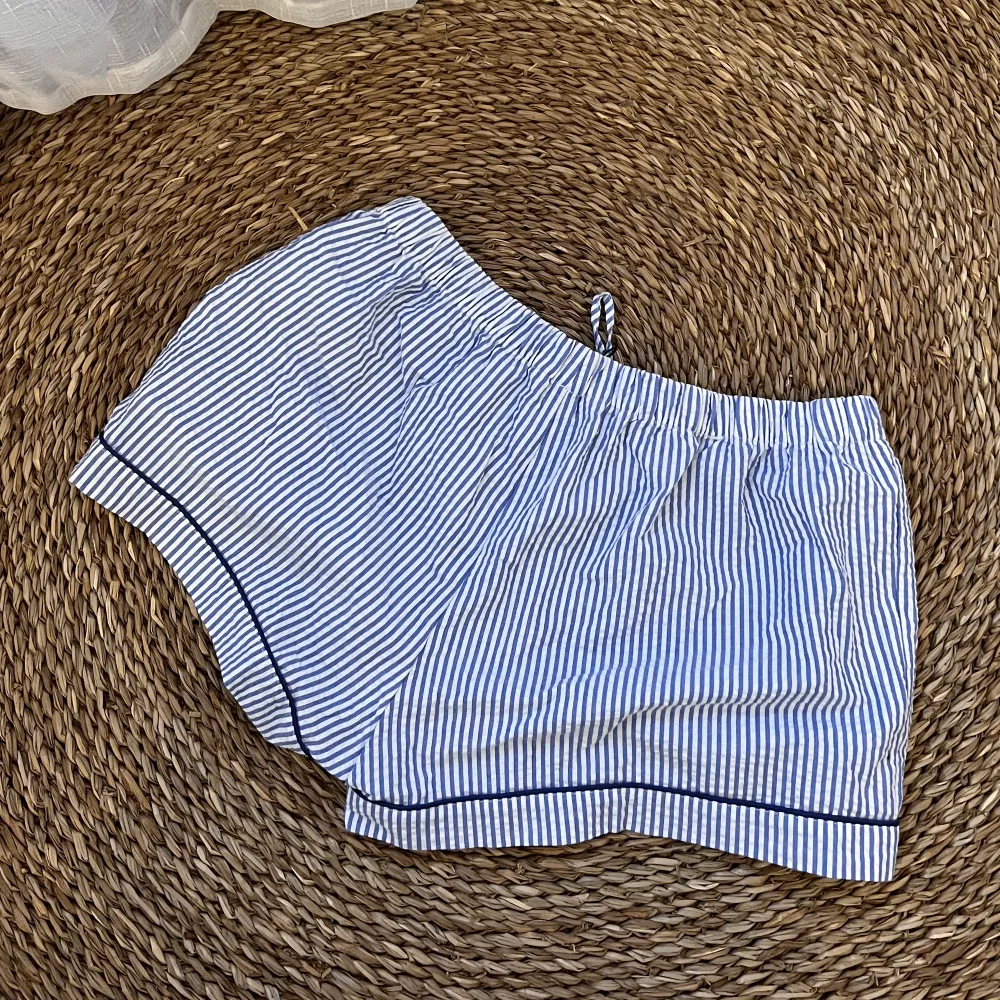 Oanvända pyjamas shorts från hunkemöller. Storlek L. Tyvärr passar de inte mig därav inga bilder på.  . Shorts.