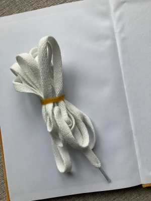 Skosnören/vita - Detta är ett par sprillans nya skosnören! Köparen står för frakten om ni inte vill köpa 4par! Kontakta då!