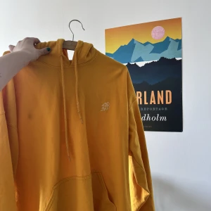 Hoodie - Gul hoodie från märket Revision. Har två fläckar (bild 2 å 3) så säljer billigt 🤓