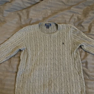 Ralph Lauren, cable cnit - Nypris: 2200kr inga skador eller defekter, Skriv för mer bilder, L fast passar som M