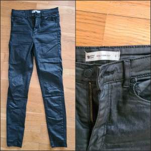Jeans med skinnimitation från gina tricot, strl S