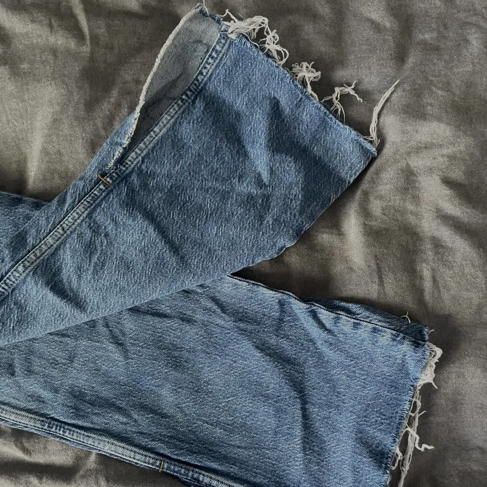 Säljer dessa blåa Zara flared jeans. Byxorna är sällan använda, inget slit på byxorna. Hög midja, Storlek 38, Väldigt långa i benen, slits nedtill.  Skriv för fler bilder! . Jeans & Byxor.
