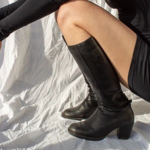 Svara boots/stövlar - Ett par riktigt najs svarta boots. Perfekta till utgången eller festen. Lite slitna men funkar absolut:)