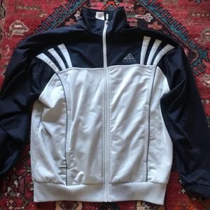 Adidas Vintage sweatshirt - En exklusiv Vintage adidas sweatshirt köpt på en vintage affär för några år sen, en personlig favorit som fortfarande är i ett jättebra skick, 9/10. Skriv om ni vill ha mer bilder eller om frågor!