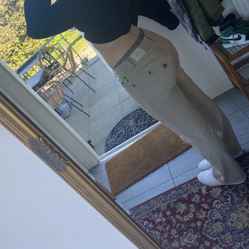 Skit snygga beiga low waist byxor från esprit - ganska sparsamt använda😍 Säljer då de inte kommer till användning längre. Pris kan diskuteras vid snabb affär❤️. Jeans & Byxor.