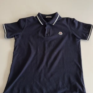 Moncler Pike - Tja! Jag säljer nu min moncler pike då den är tyvär för liten. Den är i super skick inget slitage eller nått annat. Äkta såklart. Kvitto finns på bild från förra ägaren här på plick så kom DM för bild. Skick 9/10. mvh Viktor😊🤩