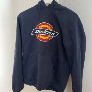 mörkblå dickies hoodie! - Ritkigt snygg dickies hoodie! välanvänd men i gott skick! (har katter hemma)