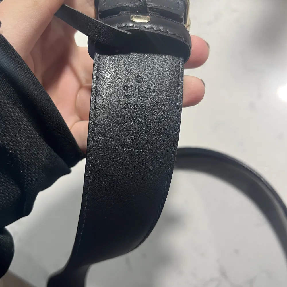 Säljer detta Gucci Signature leather belt! Köpt i Stockholm för 2 år sedan. Sparsamt använt och passar från storlek XS till M i byxor. Nypris 450€. Accessoarer.