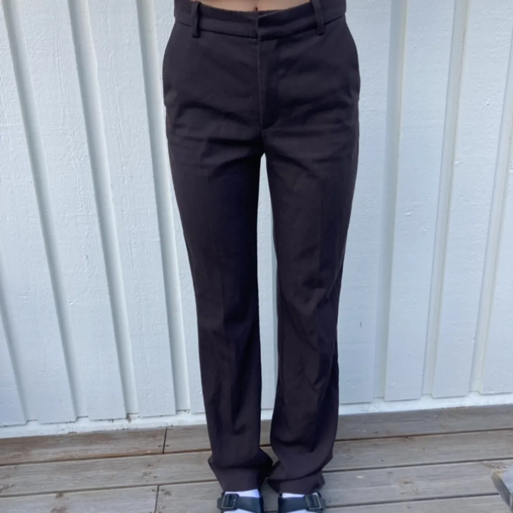 Mörkbruna kostymbyxor från Lindex, storlek 34 tall, nypris 500kr, så bekväma och snygga!. Jeans & Byxor.