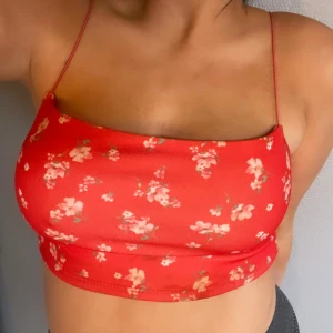 NLY ”crop top”  - Oanvänd topp ifrån NELLY.  Inga defekter , slutsåld !  Nypris 149;-kr  