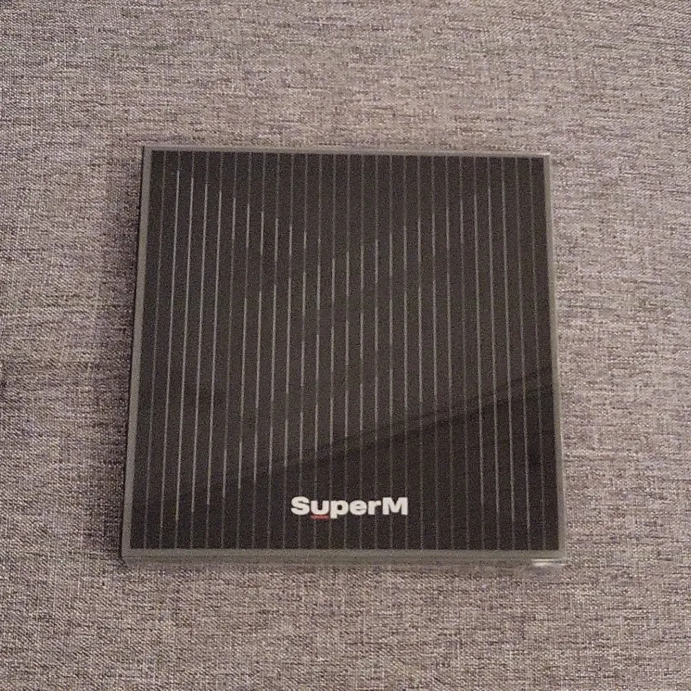 SuperM album (Group version) allt i bilderna ingår. CDn är aldrig spelad. Postern är lite sönder i högra hörnet (sista bilden). Tar bara Swish. Fraktar EJ. Övrigt.