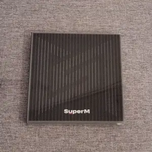 SuperM album (Group version) allt i bilderna ingår. CDn är aldrig spelad. Postern är lite sönder i högra hörnet (sista bilden). Tar bara Swish. Fraktar EJ