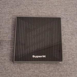 SuperM - The 1St Mini Album - SuperM album (Group version) allt i bilderna ingår. CDn är aldrig spelad. Postern är lite sönder i högra hörnet (sista bilden). Fraktar!!