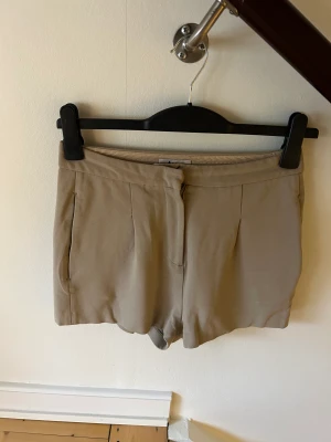 Acne shorts  - Jättefina shorts i nyskick från Acne i storlek 34. Men de är oversize så passar även 36. Fickor på sidorna och en bakficka.