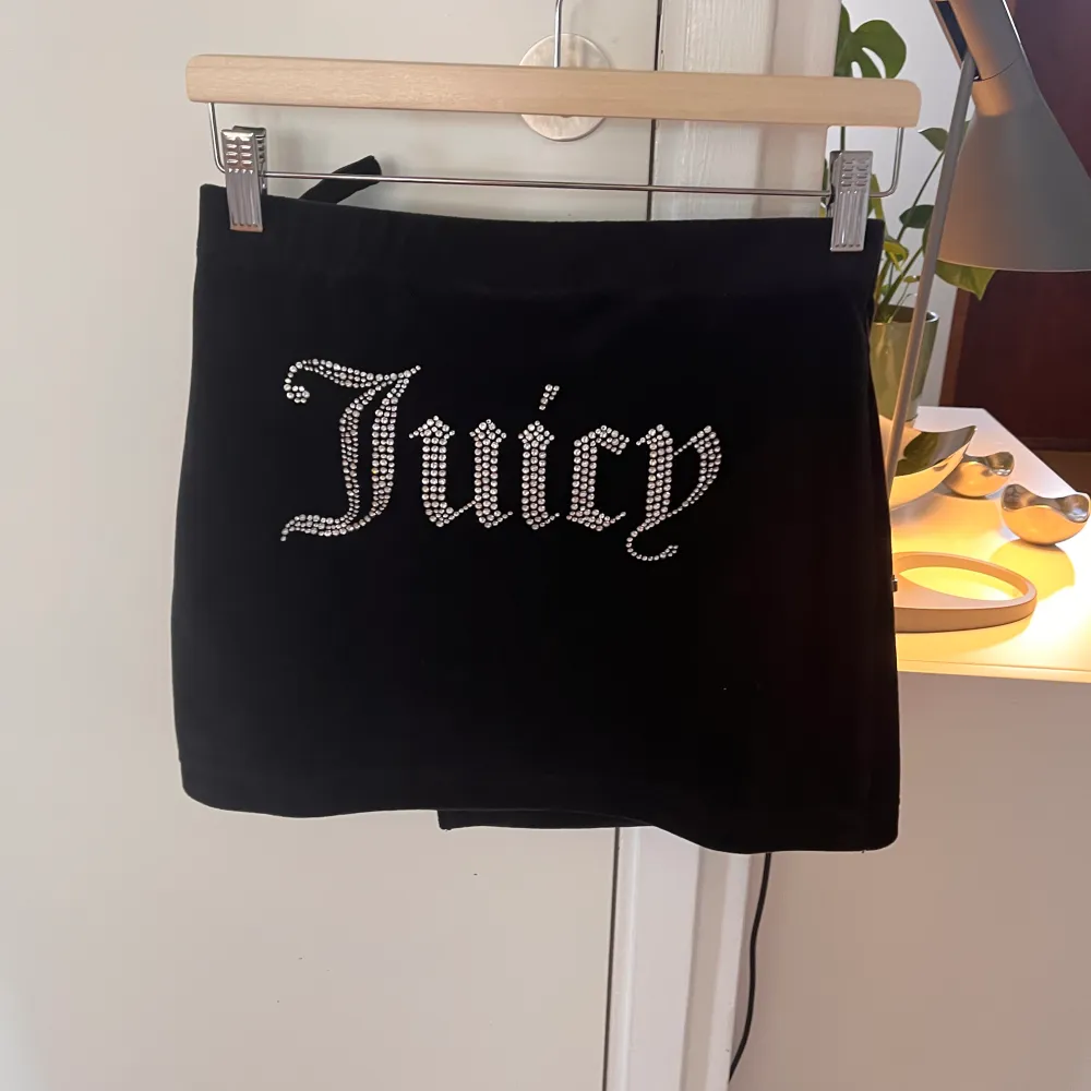 Juicy couture kjol, ”rhinestone” Ingen anmärkning, sparsamt använd. Kjolar.