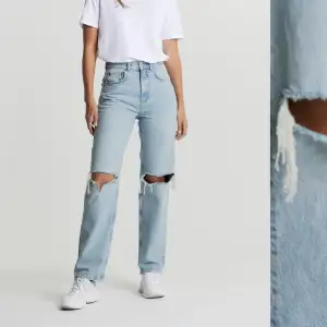 Säljer dessa Gina tricot 90’s high waist jeans med hål på knäna. Bra skick och sitter fint på! Storlek 36 