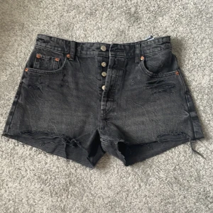 Shorts från zara - Lågmidjade shorts från Zara med slitningar. Aldrig använda då dem är något för små för mig. Köpta för runt 300. Köparen står för frakten☺️