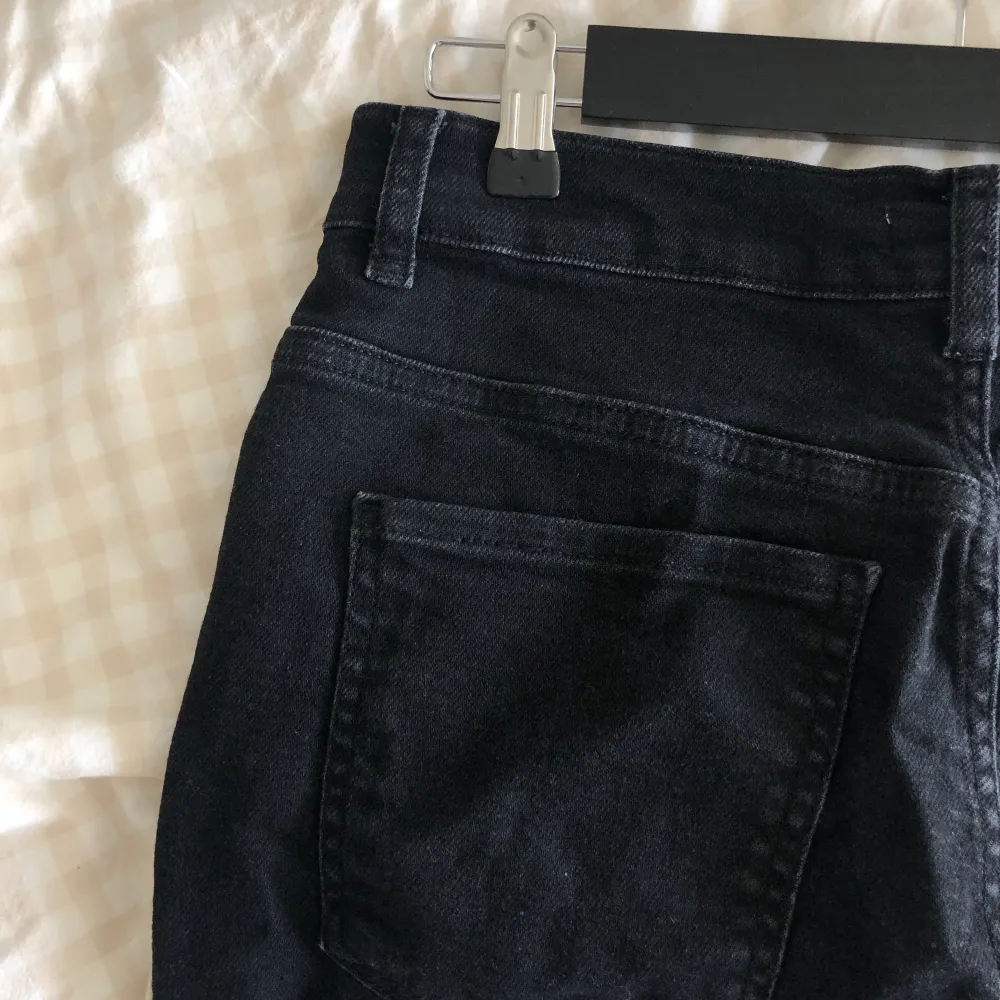 Jeans i lite lösare passform och lätt comfort stretch. Använda men väl omhändertagna. Riktiga fickor både fram och bak. 499kr nya från Gina tricot🖤. Jeans & Byxor.
