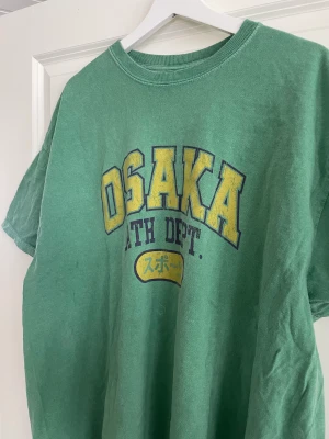 T-shirt Urban Outfitters - Oversized t-shirt med tryck från Urban Outfitters. Stl L