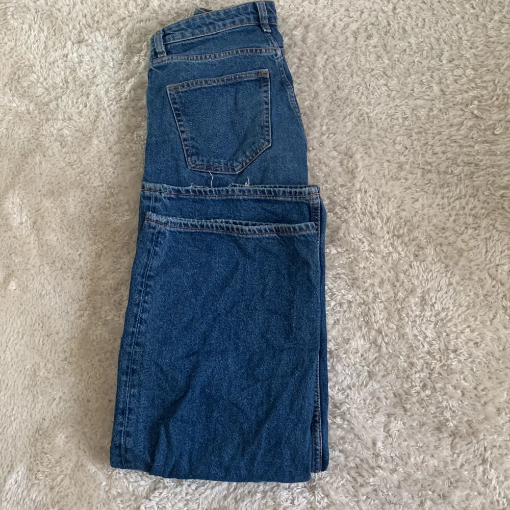 Yoko wide leg jeans från monki i strl 28. Fint skick utan fläckar eller märken. Mörkblå. Säljer pga att de inte kommer till användning längre. . Jeans & Byxor.