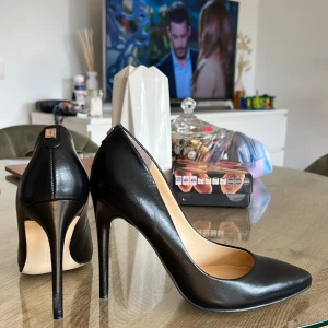 Ivanka Trump - used 1 time, too small for me.  Very comfortable, I have several colors, but these are too small.  They are suitable for a fragile leg of size 35