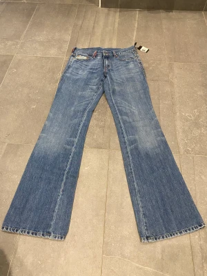 Diesel jeans - Sjuuukt snygga äkta lågmidjade diesel jeans! Säljer då de inte tyvärr inte passar vilket är så synd för älskar de verkligen😩 skriv för fler bilder eller om du har några frågor! (Nypris: 1300kr)