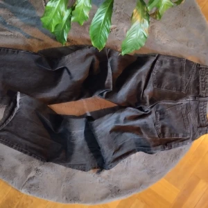 Zara jeans ripped - Raka/wide jeans från Zara svarta med fabriks tillverkade hål på knäna Storlek eur 36 Som nya Säljes pga storleken har jag vuxit ur