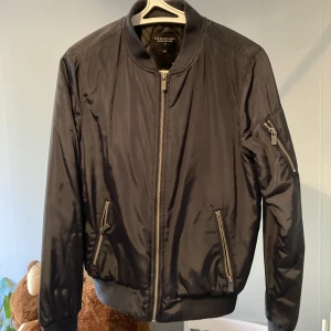 Bomberjacka - Bomberjacka säljes! Perfekt under vår och höst. Köpt från lager 157. I färgen mörkblå. Storlek M