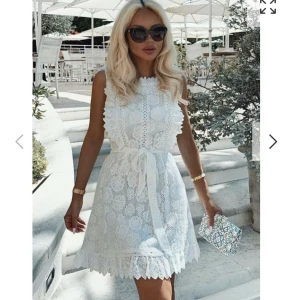 Studentklänning - Säljer min klänning från Dennis Maglic som passar perfekt inför studenten! Helt oanvänd med lapparna och säljer då jg hittat en annan klänning💕💕pris kan diskuteras vid snabbt köp