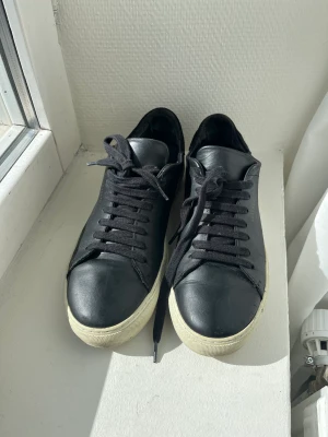 Arigato svarta skinn sneakers  - Svarta skinn sneakers från arigato. Använda men bra skick! Klassiska snygga sneakers