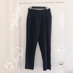 Svarta kostymbyxor  - Super sköna kostymbyxor i nästan nytt skick. Riktiga fickor fram och fake fickor bak. Resår bak i midjan. 399kr nya.