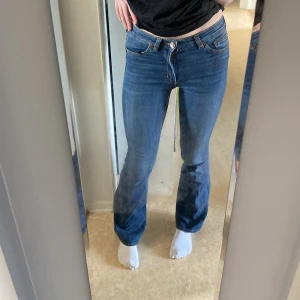 lågmidjade jeans - superfina flare jeans från monki. säljer pga försmå😔 fint skick! finns ingen lapp men tror det är 36 eller 34, hör av dig för mått eller ytterligare frågor!