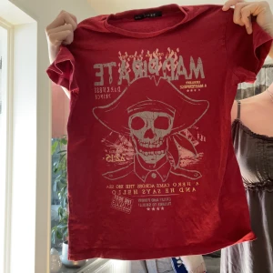 Babytee  - Jättecool babytee i barnstorlek ben är egentligen en Xs-S!! Så cool och så fin men kommer tyvärr inte till lika mycket användning som jag förväntade mig när jag köpte den. 