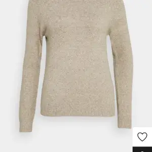 Säljer en jätte fin stickad tröja från Vero Moda, i ett jätte fint skcik!! För fler bilder är det bara att kontakta💕
