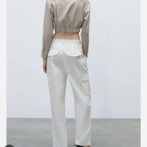 Vit cargobyxa från zara!  - Så fina cargobyxor från zara. Tyvärr försmå för mig. 