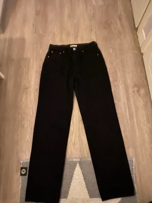 Jätte fina jeans från gina tricot - jätte fina jeans från gina tricot säljes då de inte används. har inga hål eller fläckar och är väldigt vra skick! tar bara betalt igenom swish!!!!