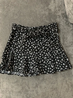Skort zara  - Blommig Skort från zara 